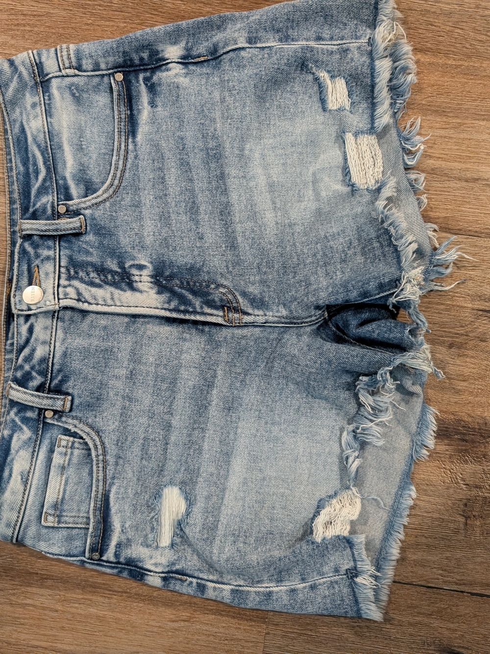 Women’s Boutique Risen Light Blue Distressed Denim Shorts NWOT